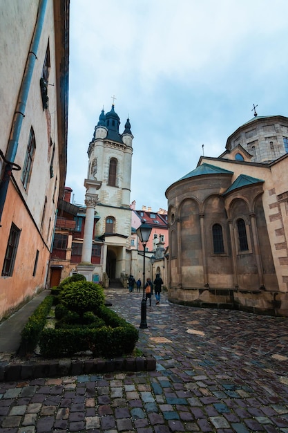 LWÓW UKRAINA Deszczowa pogoda na rynku miejskim z latarniami i brukowanymi uliczkami na Starym Mieście we Lwowie jest wpisany na Listę Światowego Dziedzictwa UNESCO