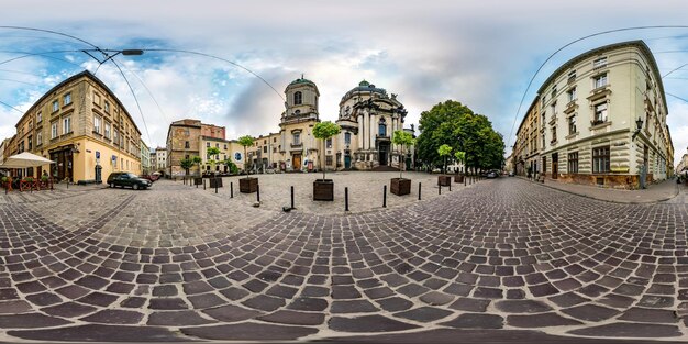 LWÓW UKRAINA SIERPIEŃ 2019 Pełna sferyczna bezszwowa panorama hdri 360 stopni w pobliżu starej barokowej katedry dominikańskiej w rzucie równoprostokątnym Zawartość VR AR z zenitem i nadirem