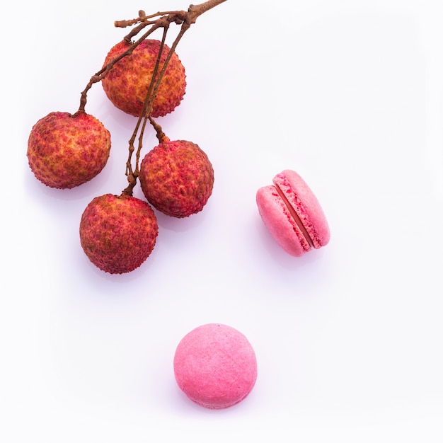 Lychee I Lychee Macaroons Odizolowywają Na Białym Tle.