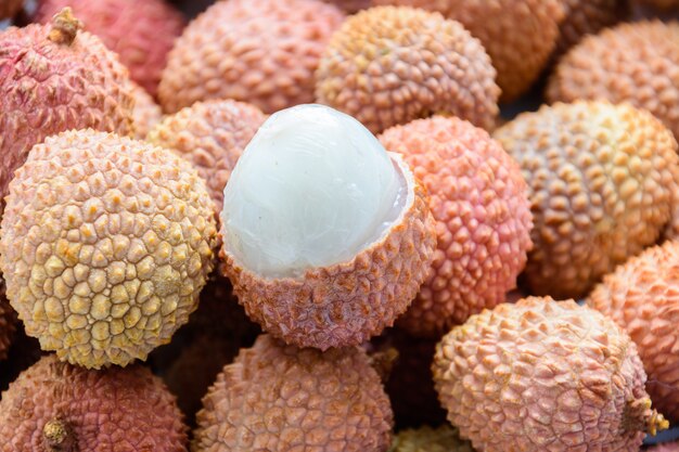 Lychee (LEE-chee; Litchi chinensis) jest jedynym przedstawicielem rodzaju Litchi w rodzinie mydlanych jagód, Sapindaceae. Dojrzałe liczi bez muszli. Owoc tropikalny.