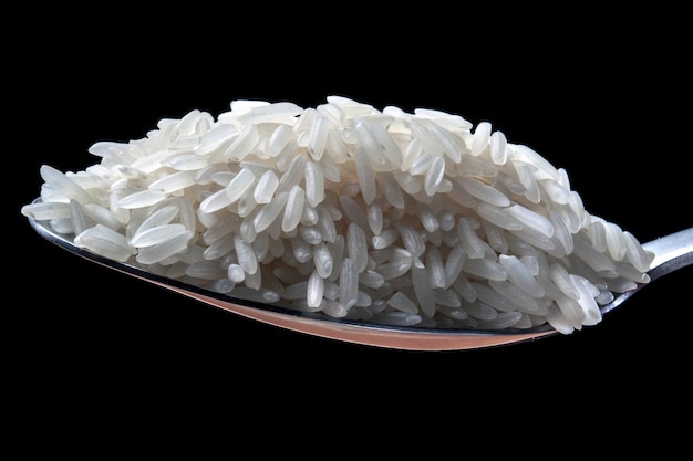 Łyżka surowego ryżu