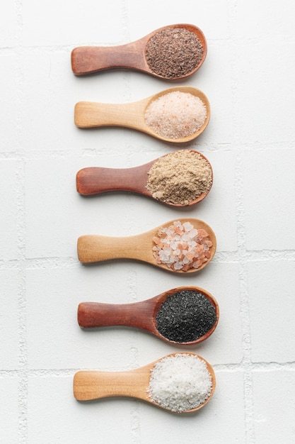 Łyżki z różnorodną specjalną solą