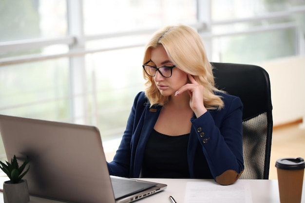 Zdjęcie m?oda businesswoman w biurze pi?kna businesswoman pracuje na swoim laptopie