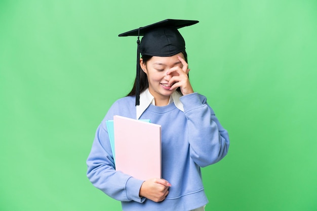 M?oda studentka kobieta nad odizolowanym kluczem chrominancji tle śmieje się