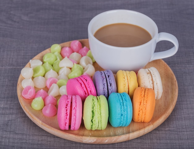 macaron i Aalaw z kawą na stół z drewna