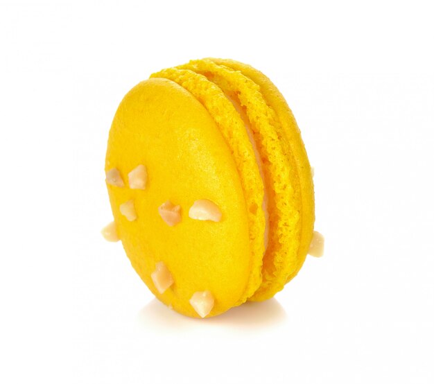 Macarons lub macaroons odizolowywający na bielu