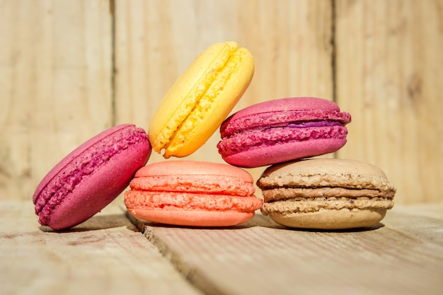 Macaroons i kawa. Śniadanie. Selektywna ostrość. Jedzenie.