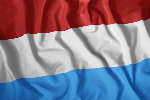 machać flagą Luksemburga