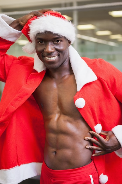 Macho mężczyzna w Santa kostiumu przy gym