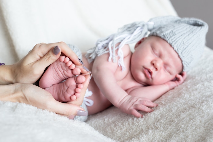 Zdjęcie macierzysty mienie nowonarodzonego dziecka cieki w rękach. mama dbająca o niemowlę dziecko po kąpieli. opieka nad rodzicami. opieka zdrowotna nad dziećmi i szczęśliwa rodzina