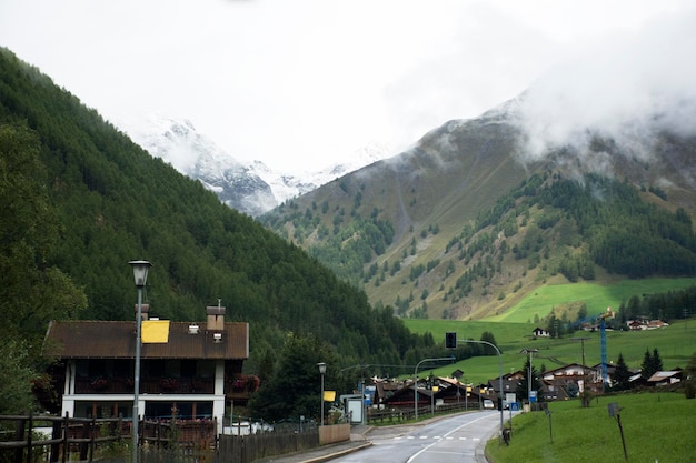 Madonna Di Senales Miasto U Podnóża Wzgórza Alp Otztalskich W Mieście Schnals W Bolzano W Austrii