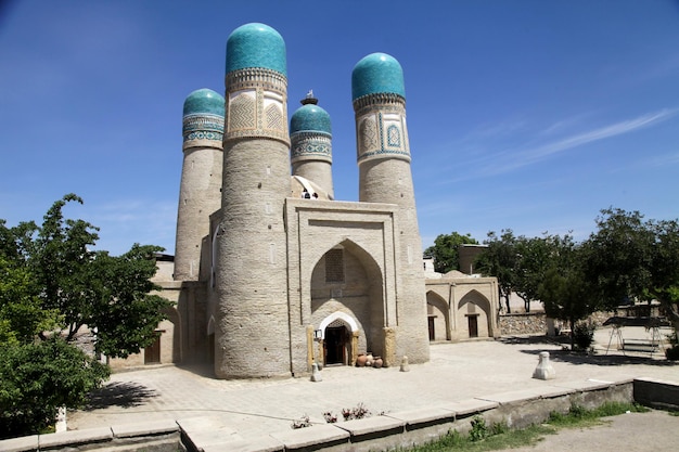 Madrasah Chor Minor wśród zieleni w Bucharze w Uzbekistanie