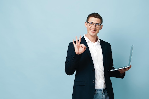 Mądry człowiek pokazujący studenta, facet w garniturze, dyrektor, przystojniak z okularami, wskazujący, pewny siebie gest, menedżer pracy.