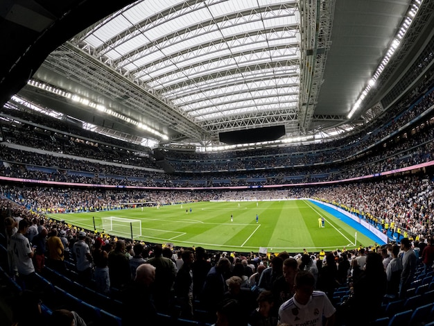 Zdjęcie madryt 2 września 2023 r. widok pod kątem na stadion realu madryt santiago bernabeu z przedłużonym górnym pokładem w madrycie, hiszpania