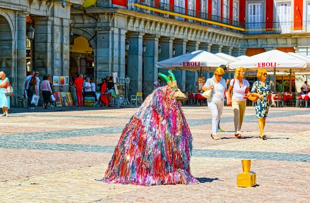 Madryt, Hiszpania - 06 czerwca 2017: Performance artist - Sparkling Goat na Plaza Mayor
