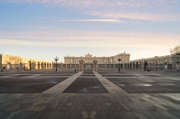 Madryt Royal Palace w pięknym letnim dniu przy zmierzchem w Madryt, Hiszpania.