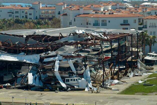 Magazyn z motorowymi łodziami i jachtami zniszczony przez wiatry huraganowe na wybrzeżu Florydy Katastrofa naturalna i jej konsekwencje