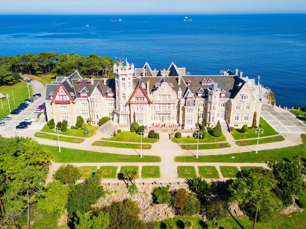 Magdalena Palace lub Palacio de la Magdalena panoramiczny widok z lotu ptaka. Jest to pałac znajdujący się na półwyspie Magdalena w mieście Santander w Hiszpanii.