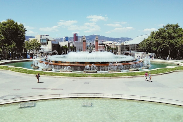 Magiczna fontanna na Plaza de España w mieście na tle nieba