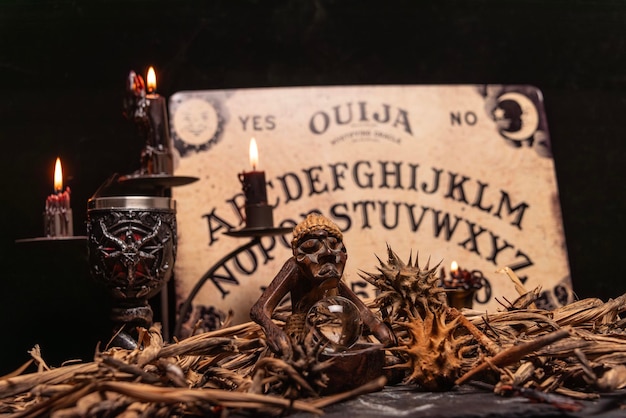Magiczna martwa natura z płonącym kandelabrem złe świece czarny magiczny rytuał z okultystycznym złem