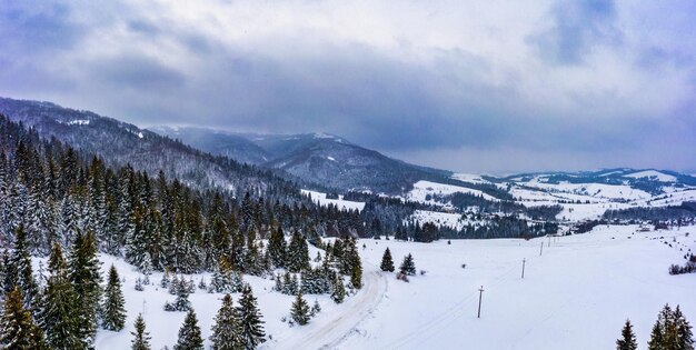 Magiczna zimowa panorama pięknych ośnieżonych stoków