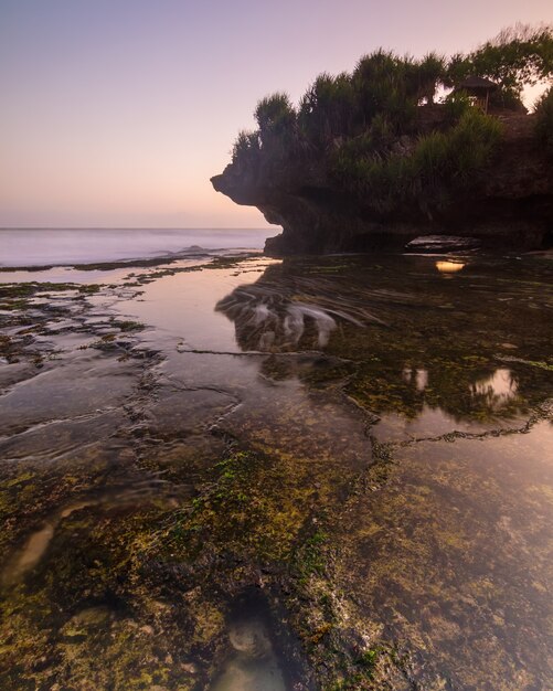 Magiczny Zachód Słońca Na Plaży Bluluk Lub Mbluluk. Nowa Plaża Zbadana W Pobliżu Gunungkidul