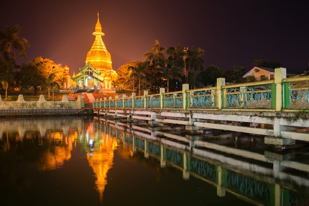 Maha Wizaya Paya, w pobliżu Shwedagon Paya, Yangoon, Myanmar.