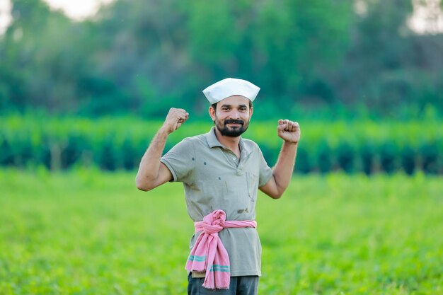 Maharashtra wygląda na szczęśliwego rolnika stojącego na farmie Cwopea.
