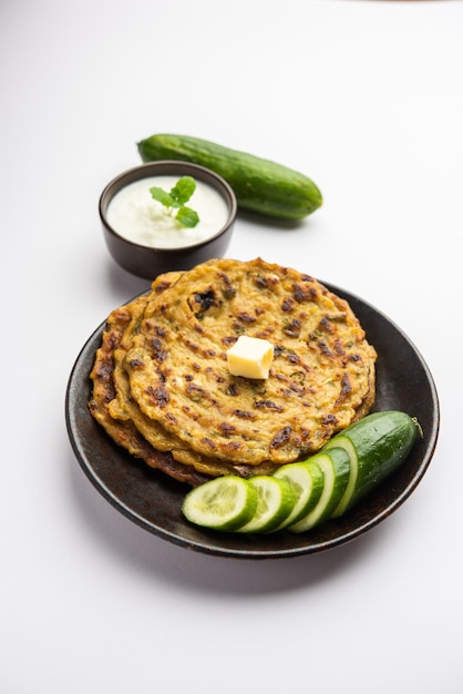 Maharashtrian Kakdi Thalipeeth lub pendżabska paratha z ogórka, zrobione ze świeżej startej kheery na śniadanie i podawać razem z jogurtem