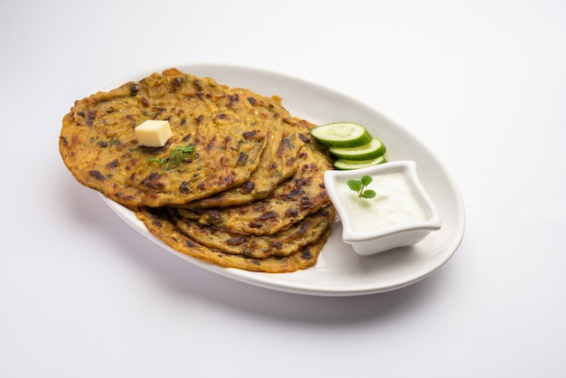 Maharashtrn Kakdi Thalipeeth lub paratha z ogórka pendżabskiego, zrobione ze świeżej startej kheery na śniadanie i podawać razem z jogurtem