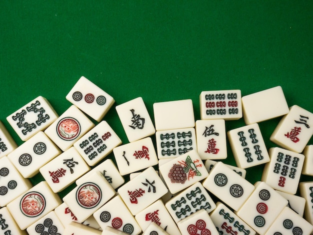 Mahjong na stole starożytna azjatycka gra planszowa z bliska obraz
