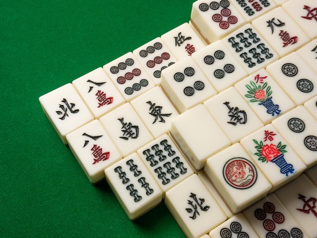 Mahjong na stole starożytna azjatycka gra planszowa z bliska obraz