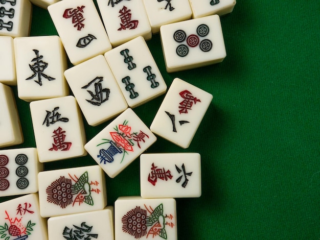 Mahjong na stole starożytna azjatycka gra planszowa z bliska obraz