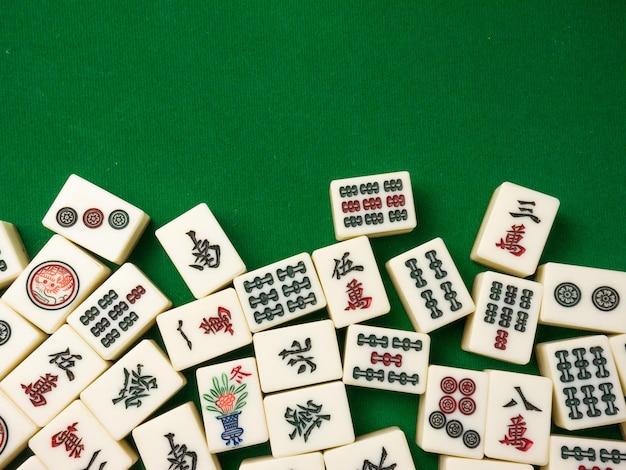 Zdjęcie mahjong na stole starożytna azjatycka gra planszowa z bliska obraz