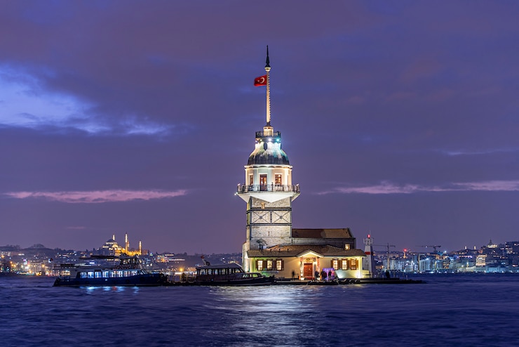 Zdjęcie maiden's tower lub kiz kulesi w nocy w stambule, turcja