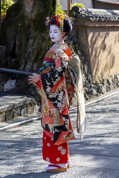 Maiko chodzi ulicami Kioto.