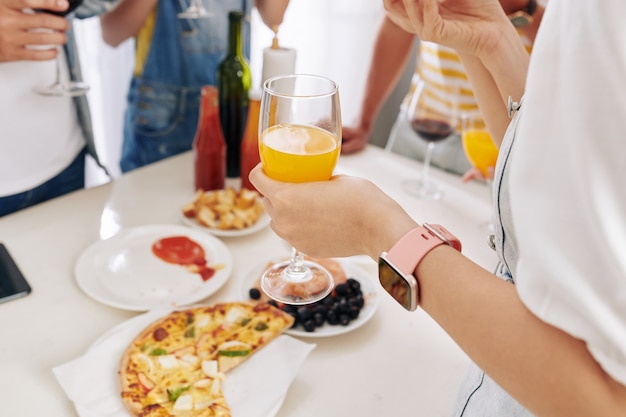 Mając sok i pizzę na imprezie