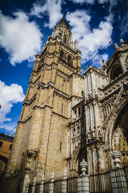 majestatyczna katedra w stylu gotyckim Toledo, ze ścianami pełnymi rzeźb religijnych