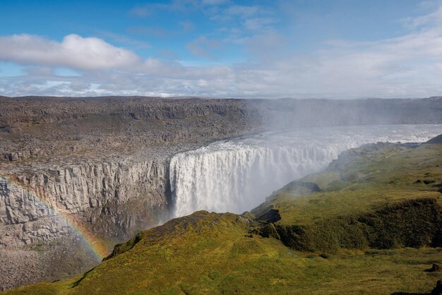 Majestatyczna tęcza nad wodospadem Dettifoss w Islandii wiosennego dnia