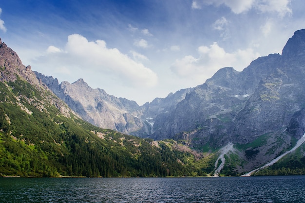Majestatyczne górskie jezioro w Parku Narodowym Wysokie Tatry. Strbske ples
