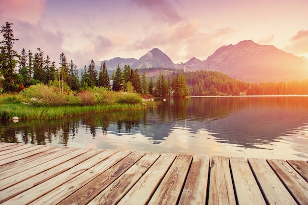 Zdjęcie majestatyczne górskie jezioro w parku narodowym wysokie tatry. strbske pleso, słowacja, europa.