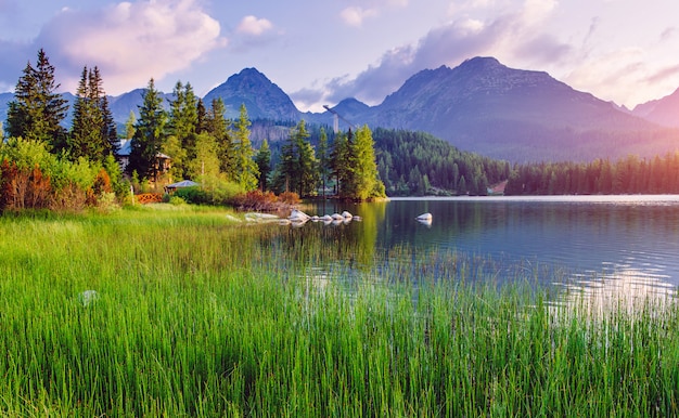 Majestatyczne górskie jezioro w Parku Narodowym Wysokie Tatry. Strbske pleso, Słowacja, Europa.