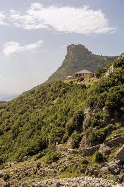 Majestatyczne góry w rejonie słonecznego dnia Tzoumerka Epir Grecja