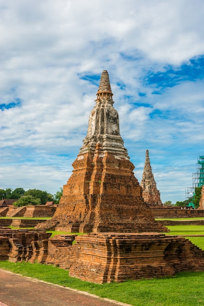 Majestatyczne ruiny Wat Chai Watthanaram z 1629 r. Zbudowane przez króla Prasat Tonga z głównym Prangem (w środku) reprezentującym Górę Meru