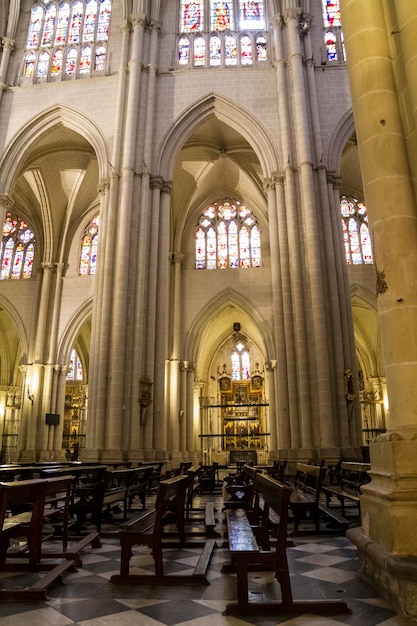 Majestatyczne wnętrze katedry w Toledo, Hiszpania. Wpisane na Listę Światowego Dziedzictwa UNESCO przez Unesco