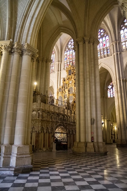 Majestatyczne wnętrze katedry w Toledo, Hiszpania. Wpisane na Listę Światowego Dziedzictwa UNESCO przez Unesco