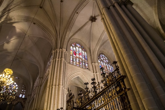 Zdjęcie majestatyczne wnętrze katedry w toledo, hiszpania. wpisane na listę światowego dziedzictwa unesco przez unesco