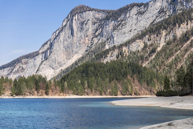 Majestatyczne, zalesione szczyty Dolomitów Brenta i jeziora Tovel. Ville d'Anaunia, Trentino, Włochy