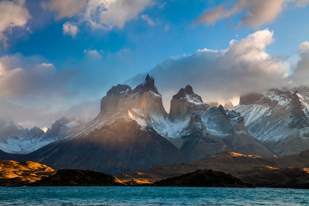 Majestatyczny górski krajobraz Park Narodowy Torres del Paine Chile