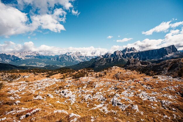 Majestatyczny krajobraz alpejskiej czerwonej jesieni Cinque Torri Passo Falzarego Tofana Cudowna turystyczna sceneria przyrody w dolomitach we Włoszech w pobliżu Cortina d'Ampezzo